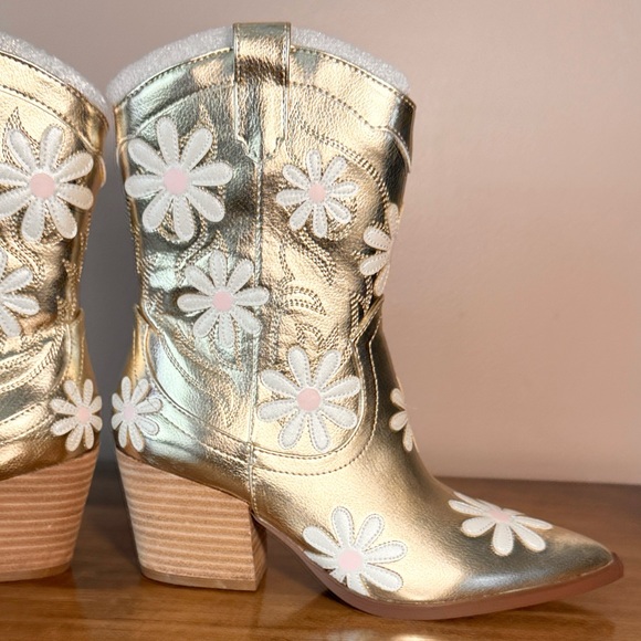 Betsey Johnson Gold Boots with White Floral Appliqué - Picture 7 of 10